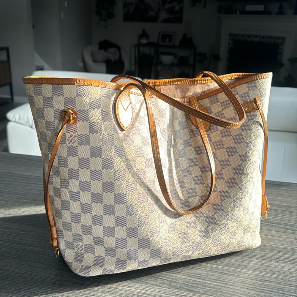 Louis Vuitton white never fool with pink inside